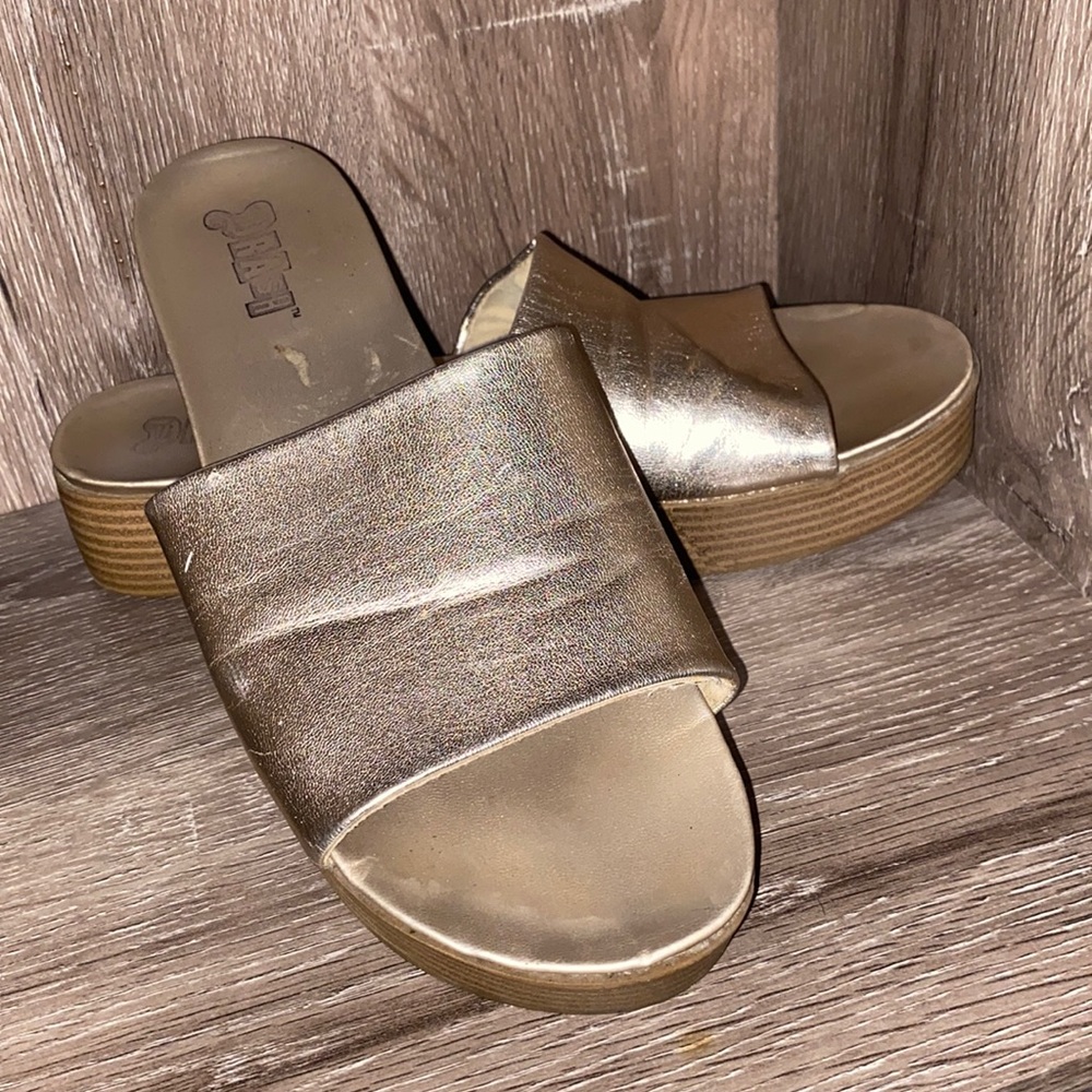 Thrash faux wood and gold wedges